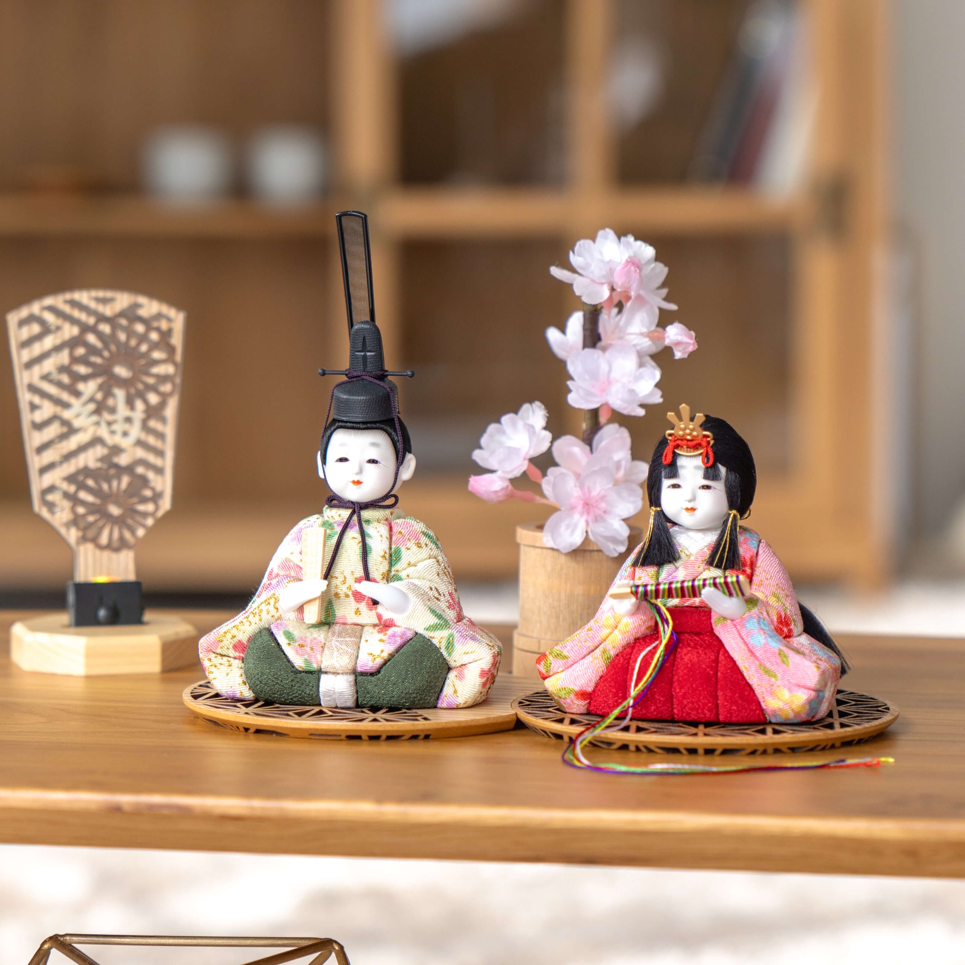 ことの木目込ひな もも 円形重ね麻の葉玉台