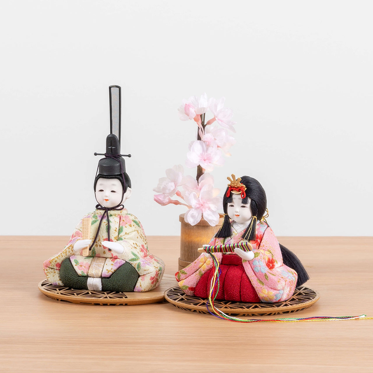 ことの木目込ひな もも 円形重ね麻の葉玉台