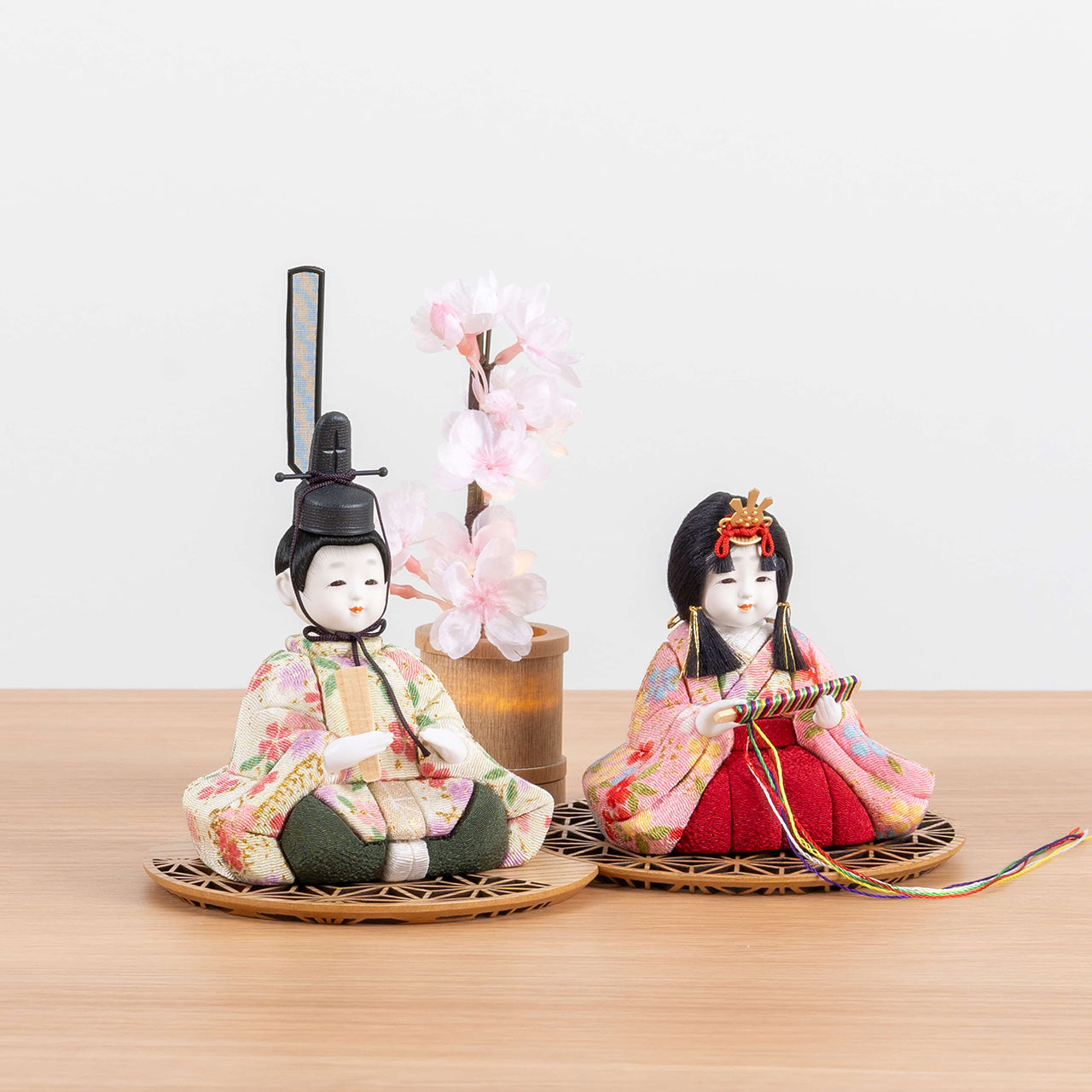 ことの木目込ひな もも 円形重ね麻の葉玉台