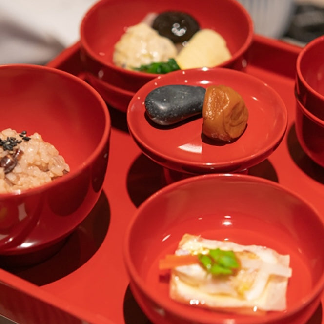 お食い初めでは何をすればいい？ 由来や必要なものなどの基本を紹介